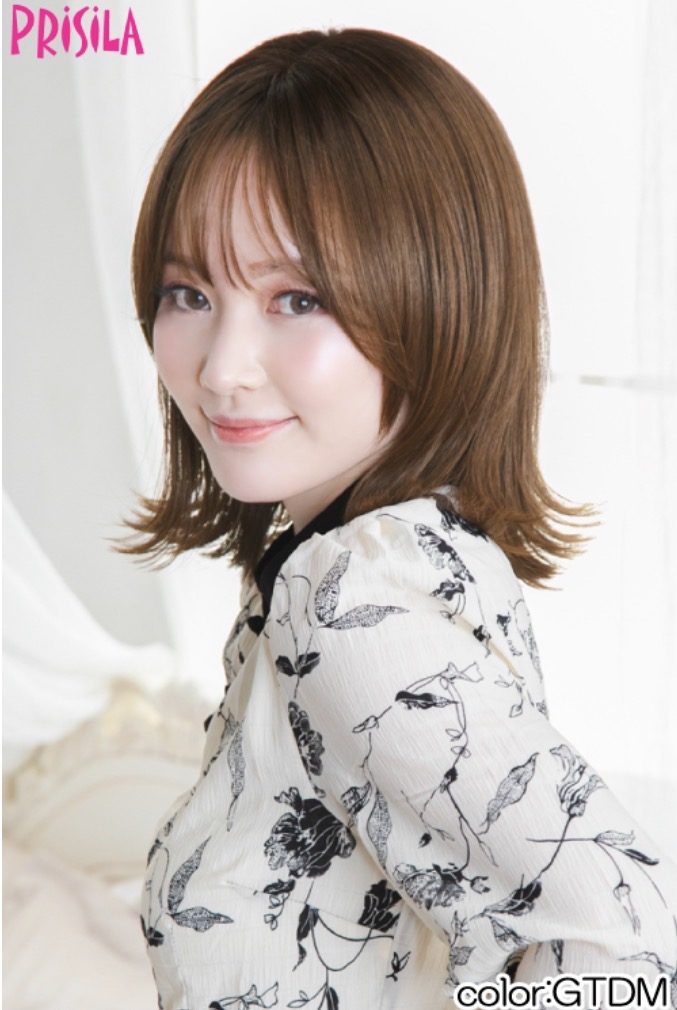 ミディアムヘアのウィッグを着けた女性(プリシラの商品)