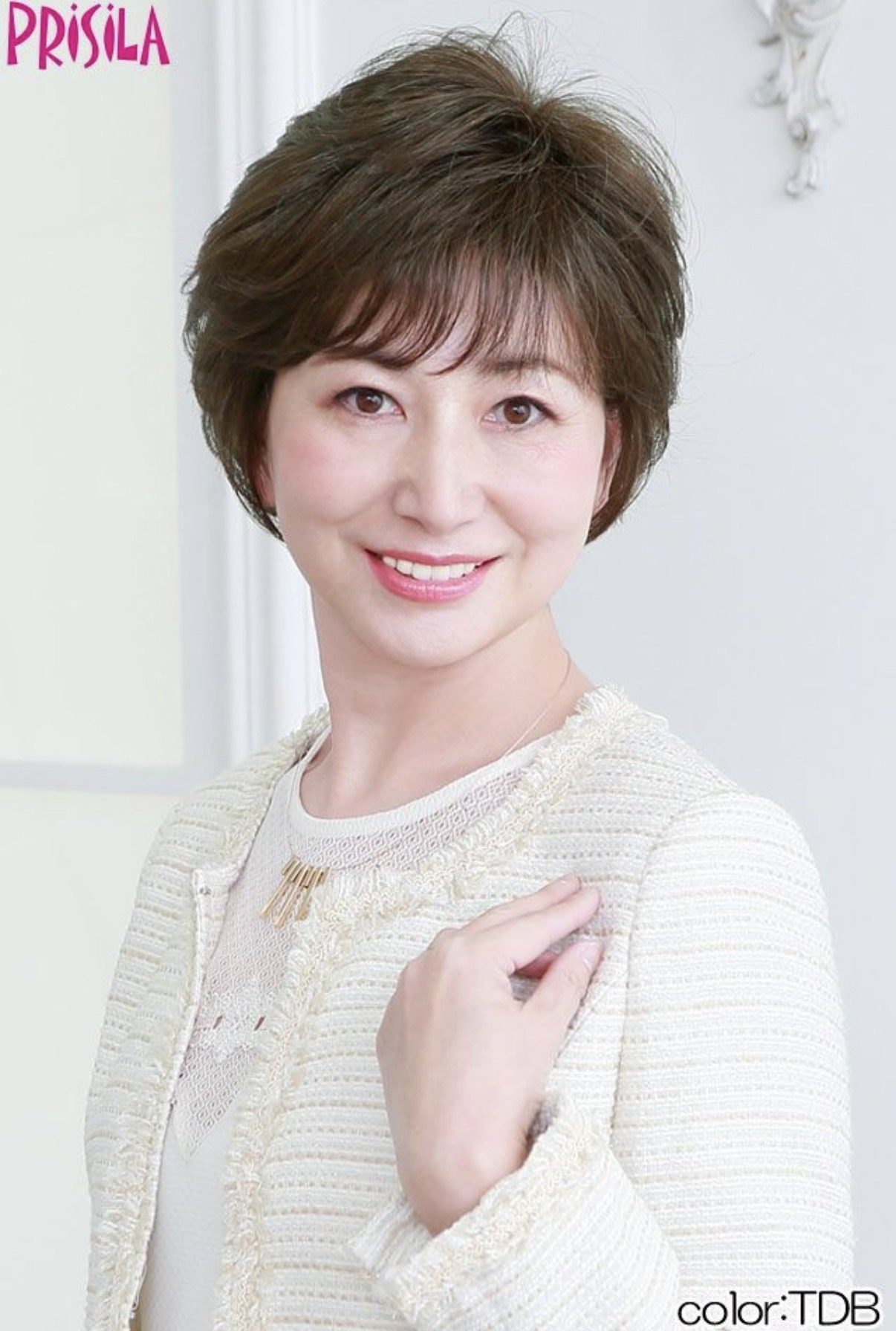 ショートヘアのウィッグを着けた女性(プリシラの商品)